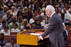 John MacArthur Wrongly Claims There is ‘No Pandemic’ While Breaking Virus Restrictions