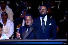 ‘I’m almost afraid to hand you this,’ Pastor James Meeks says in handing over megachurch to Charlie Dates