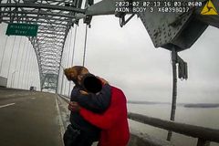 Memphis police officer praised for talking suicidal teenage father off bridge