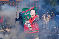 Pakistan police clash with supporters of ousted leader