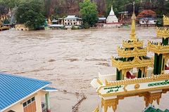 Cyclone displaces thousands in Bangladesh and Myanmar