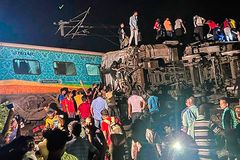 India train derails, kills at least 50