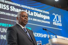 Chinese ship cuts off U.S. destroyer