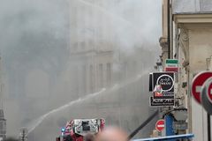 Paris explosion injures dozens