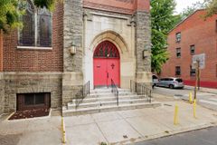 Philadelphia Pastor Refuses to Leave Church After Congregation Votes Him Out - RELEVANT