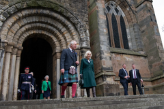 King and Queen to receive Honours of Scotland