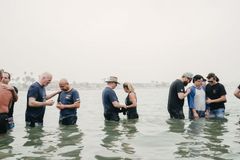 Greg Laurie Leads 'Jesus Revolution Style' Baptism at California Beach; Over 550 Baptized