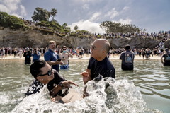 4,500 people baptised at California beach