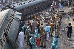 Train derailment kills 30 in southern Pakistan