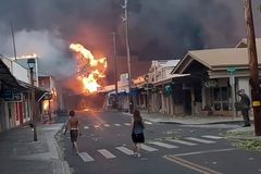 Hawaiian wildfires cause citizens to flee into the ocean