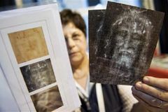 Shroud of Turin: Carbon 14 dating used in 1988 faulty, some say; Museum of Bible to open exhibit