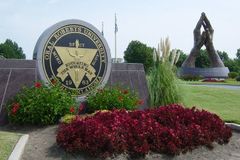 Oral Roberts knocks out Ohio State in first 2021 NCAA Tournament upset; players pray on court after win