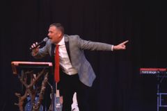 Pastor Greg Locke tells congregants ‘take them stupid masks off’ during Easter service