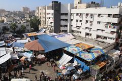 Israeli forces search largest hospital in Gaza
