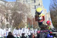 Macy’s Thanksgiving Day Parade broadcasts same-sex kiss on live TV