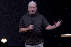 Louie Giglio urges Christians to take authority over enemy of darkness: 'Shake it off'