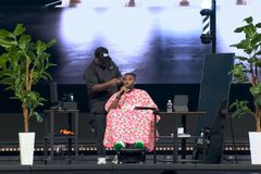 Megachurch Pastor Michael Todd gets haircut, shave during sermon