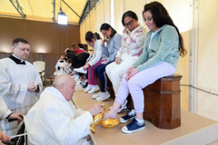 Pope Francis washes feet of female prisoners