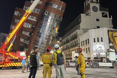 Nine die in Taiwan earthquake; tsunami warning in Japan