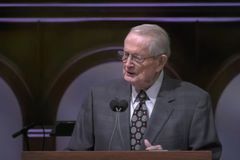 Chuck Swindoll stepping down as senior pastor of Stonebriar Community Church