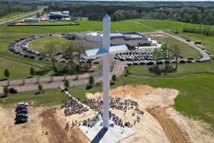 Mississippi church dedicates 150-foot-tall cross | Baptist Press