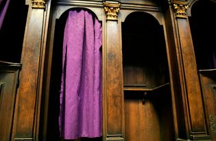 Man pepper sprays priest during confession at Texas church