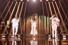 'American Idol' alums pay tribute to Mandisa with performance of 'Shackles': 'Heaven's gain'