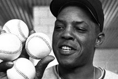 Baseball hall-of-famer Willie Mays dies