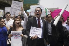 Mexican advances divisive bill to overhaul courts