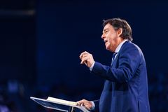 Alistair Begg announces retirement