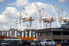 East coast dockworkers return to work after strike