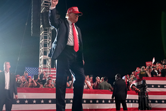 Man with guns arrested at Trump rally in California