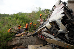 Bus crash kills dozens in India