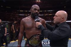 Jon Jones proclaims 'Jesus loves you,' gives God glory after UFC triumph in front of Trump