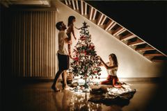 A Married Couple’s Guide to Surviving the Holiday Season - RELEVANT