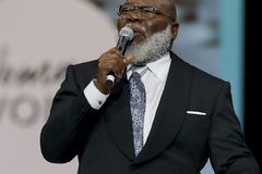 Pastor T.D. Jakes suffers health problem during worship