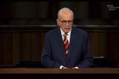 John MacArthur briefly returns to pulpit for Thanksgiving service amid health issues