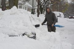 Storm dumps feet of snow on Great Lakes region