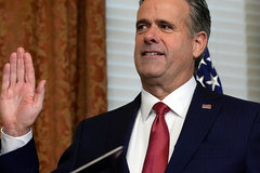 Former intelligence director, congressman sworn in at CIA