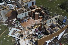 Dozens die in U.S. tornado outbreaks