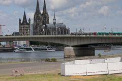 Thousands evacuate Cologne for WWII bomb defusal