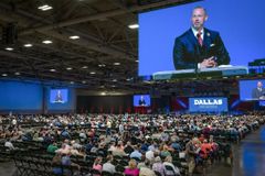 Al Mohler offers prayer for Jennifer Lyell at SBC Annual Meeting