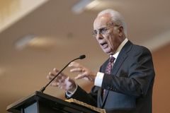 John MacArthur leaves legacy ‘on a generation of preachers’ | Baptist Press