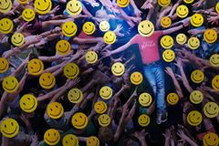 The New Season of 'Shiny Happy People' Explores the Rise and Fall of Teen Mania - RELEVANT