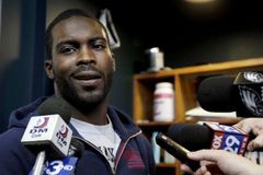Michael Vick sidesteps death threats to advance book tour