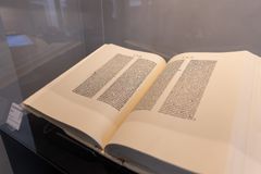 NOBTS receives replica of Gutenberg Bible | Baptist Press