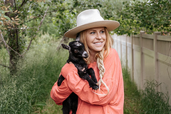 ‘No kidding!’ Mom walks 580 miles with baby goat to raise awareness, fight human trafficking