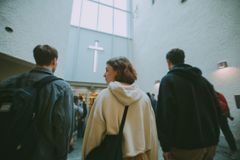 80% of Non-Believers Would Go to Church If Invited — So Why Don't We? - RELEVANT