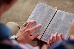 Bible engagement strongly linked to human flourishing, American Bible Society report shows