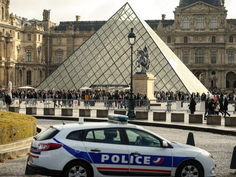 Louvre thieves escaped by 30 seconds, French official says